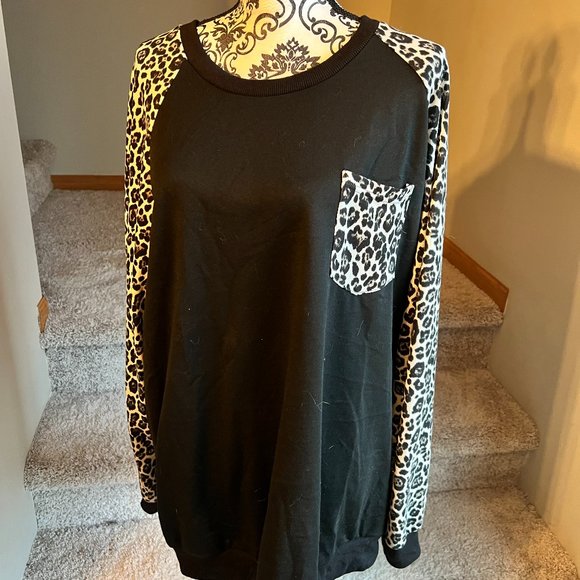 SHEIN Tops - Leopard Print sweatshirt